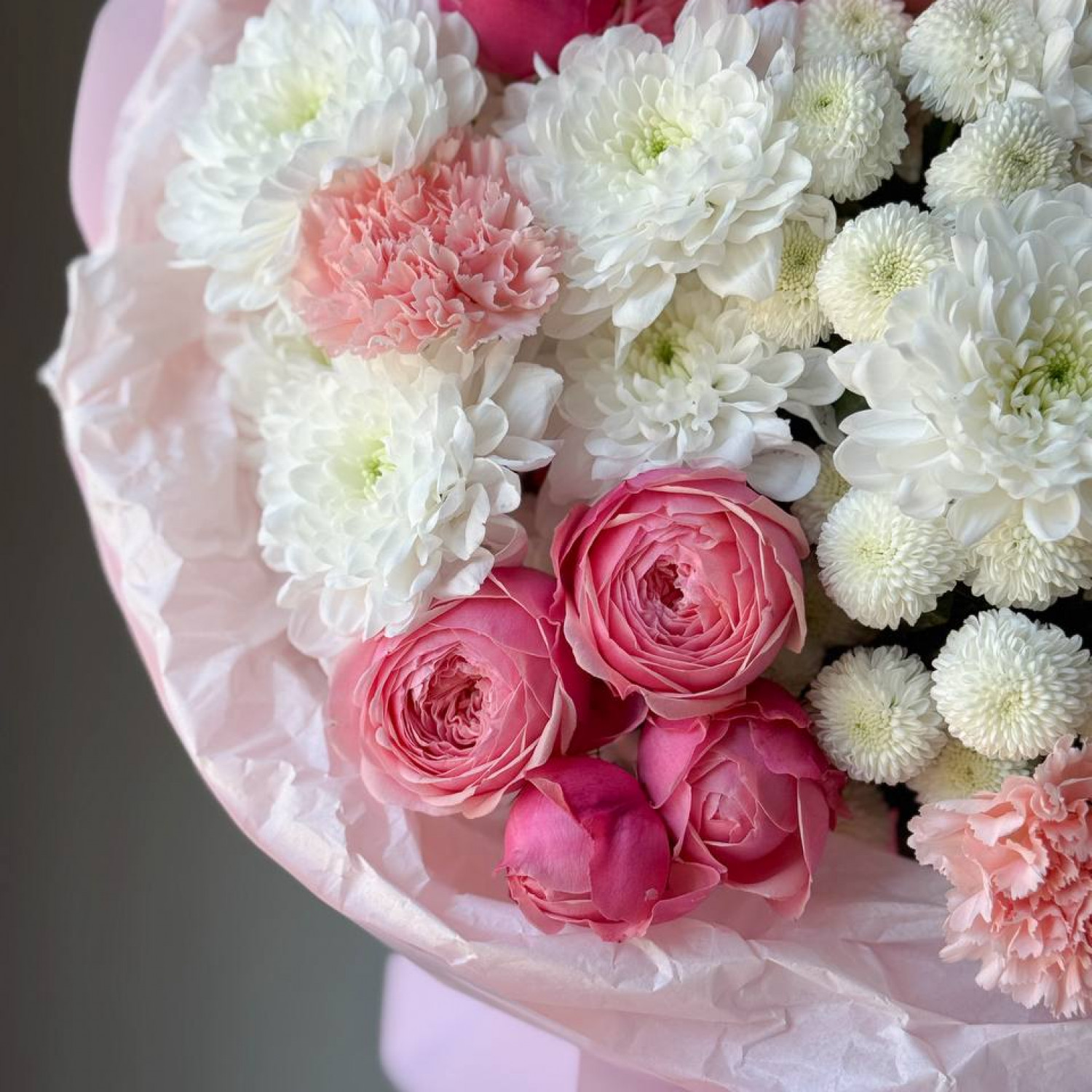 Авторский нежный букет с кустовыми пионовидными розами 260