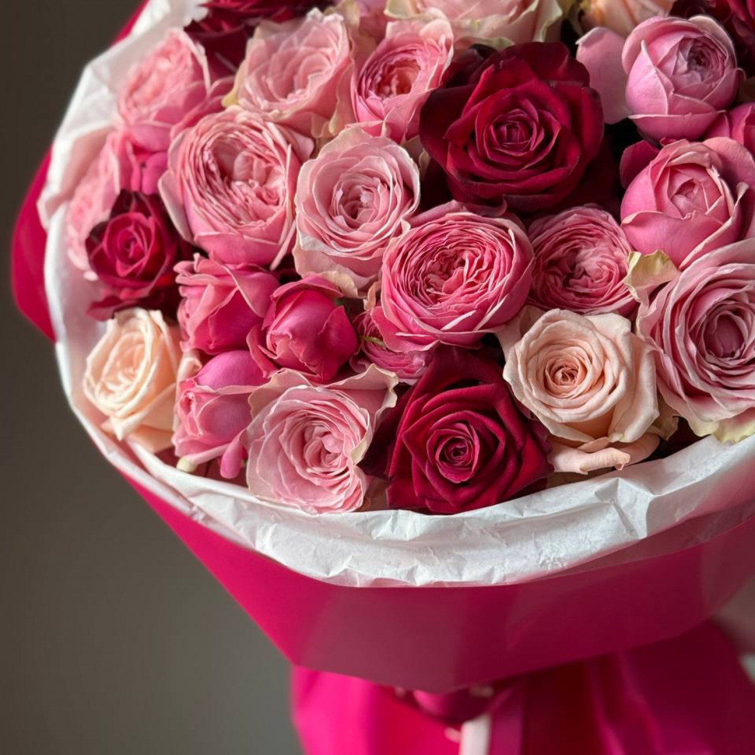 Букет в ягодной гамме из кустовых пионовидных и одноголовых роз 262