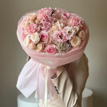 Авторский букет в нежной гамме с кустовыми и пионовидными розами 022