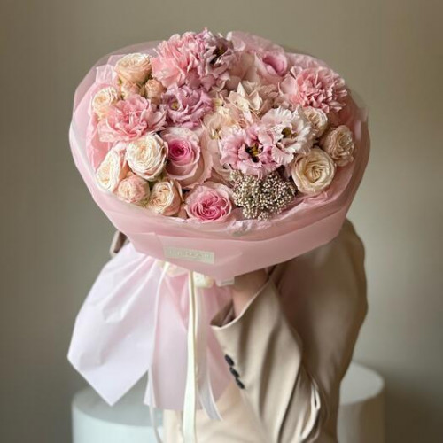 Авторский букет в нежной гамме с кустовыми и пионовидными розами 022
