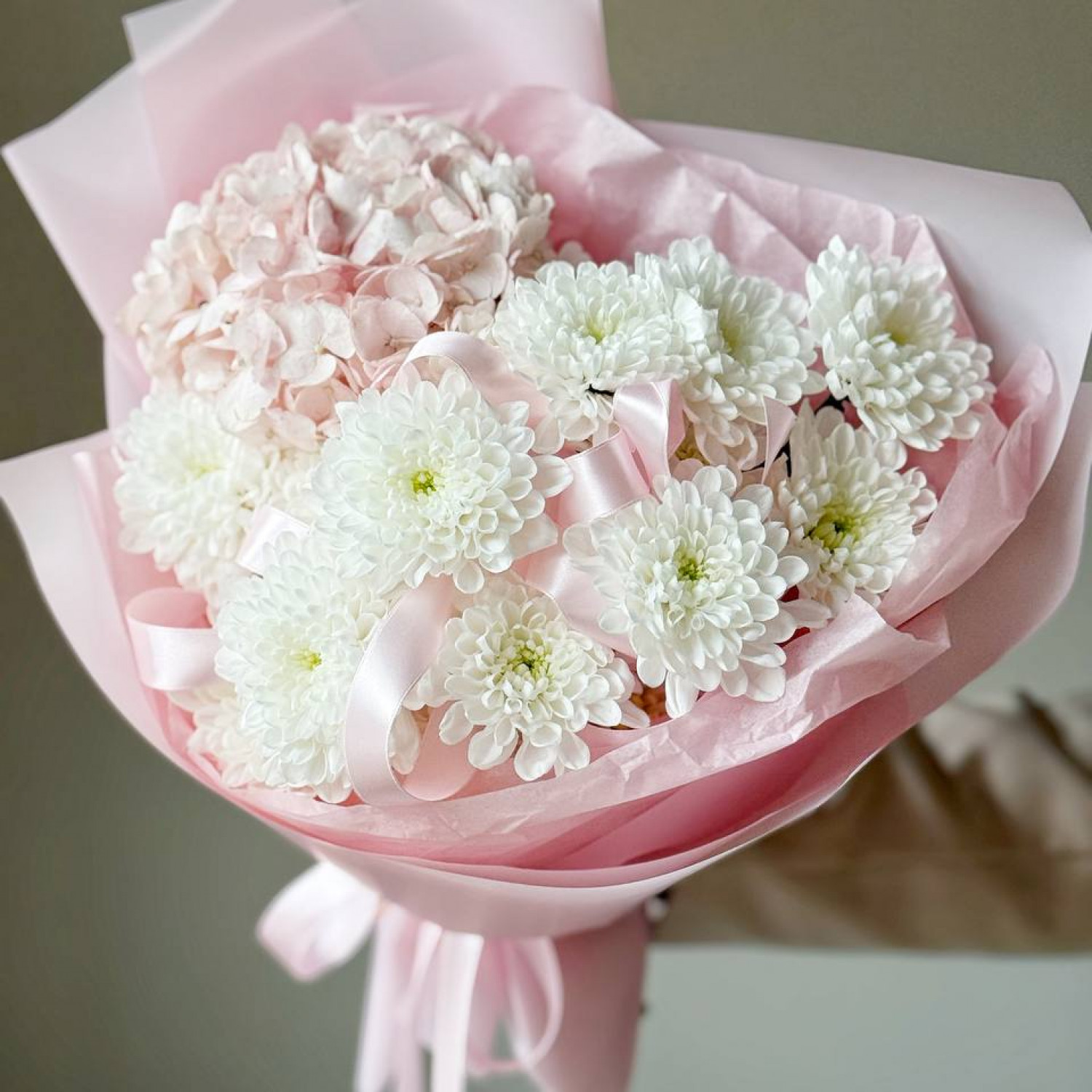 Букет нежный с гортензией и хризантемой 004