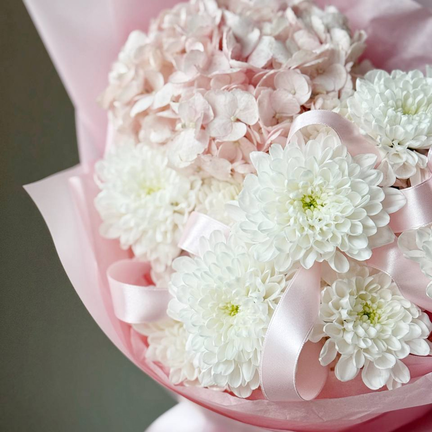 Букет нежный с гортензией и хризантемой 004