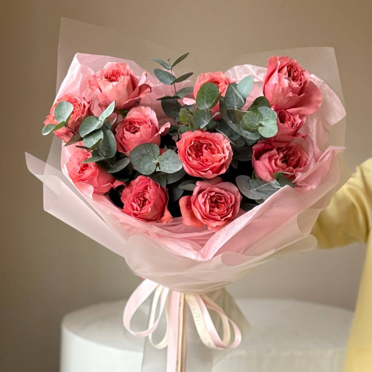 Монобукет из 11 пионовидных роз с эвкалиптом 018