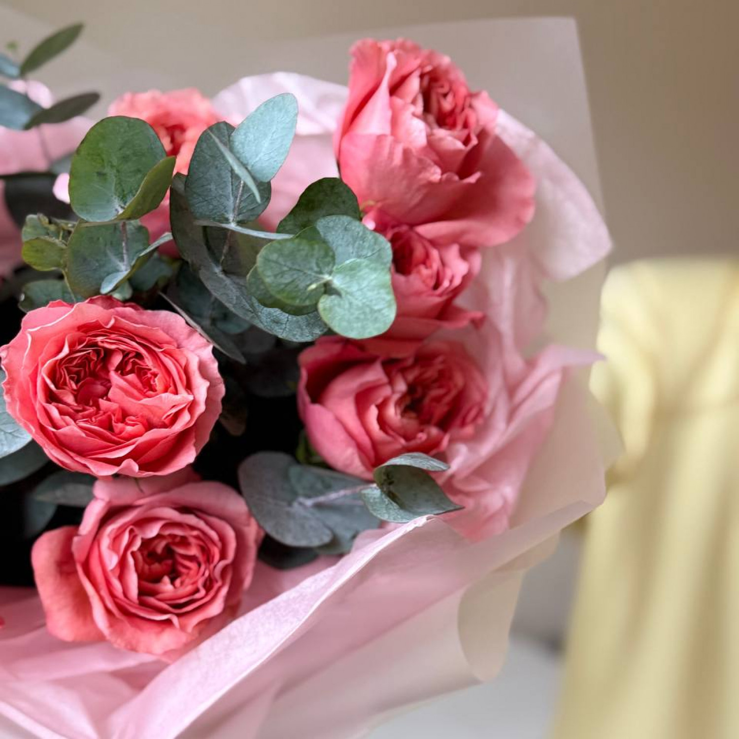 Монобукет из 11 пионовидных роз с эвкалиптом 018