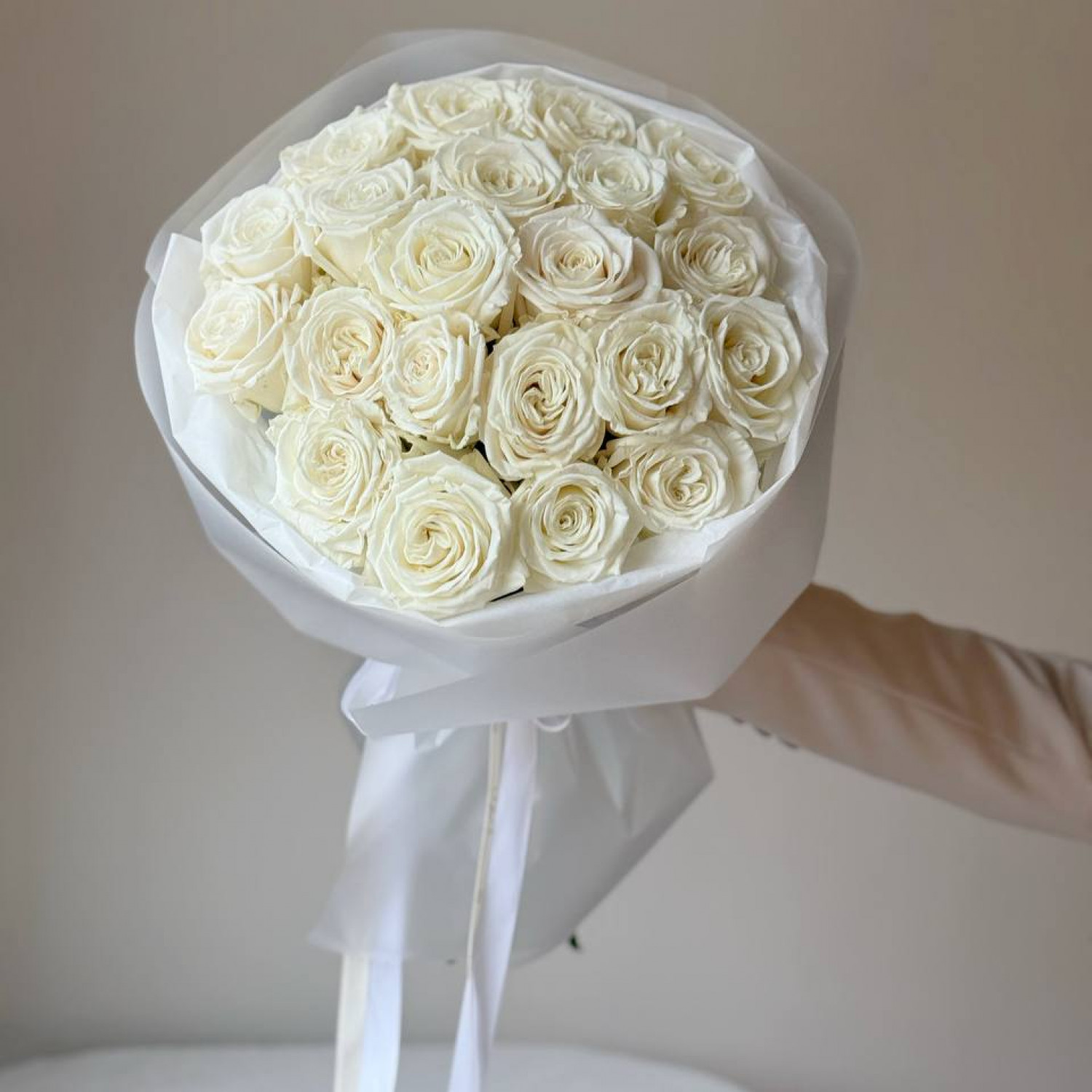 Шикарный букет из 21 белой пионовидной розы 008