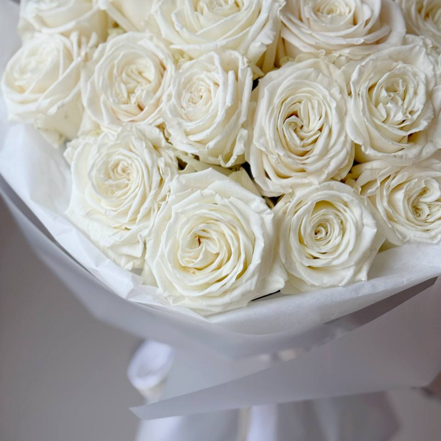 Шикарный букет из 21 белой пионовидной розы 008