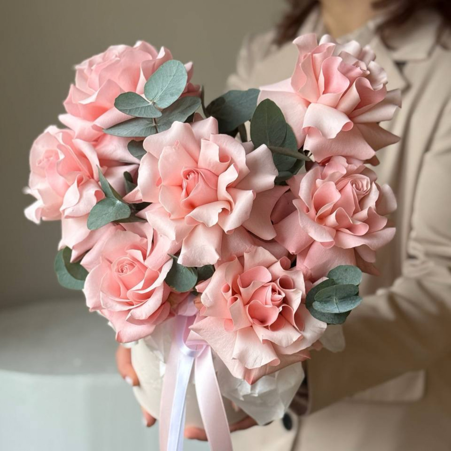 Коробка из 7 нежных французских роз с эвкалиптом 005