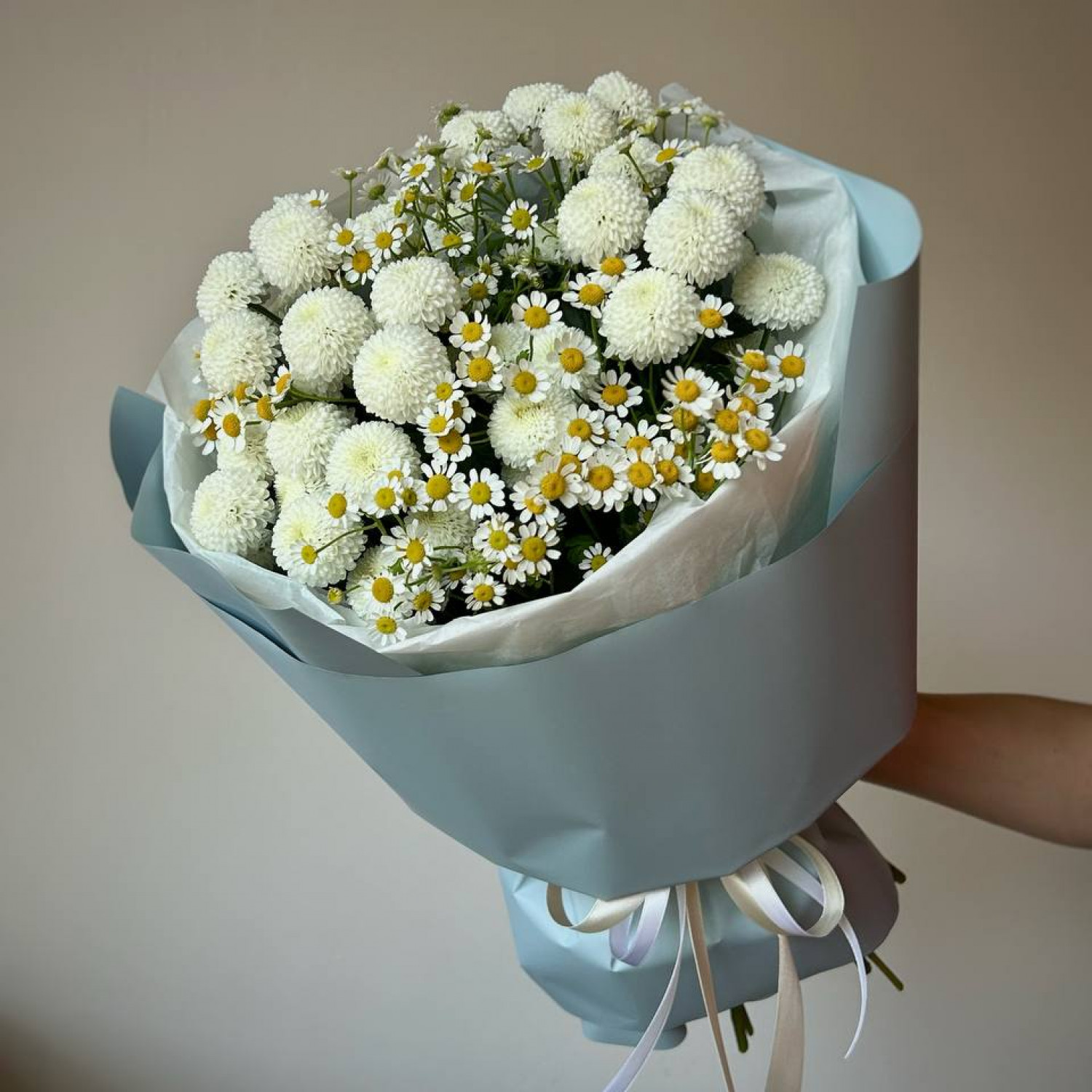 Букет из хризантем и кустовой ромашки