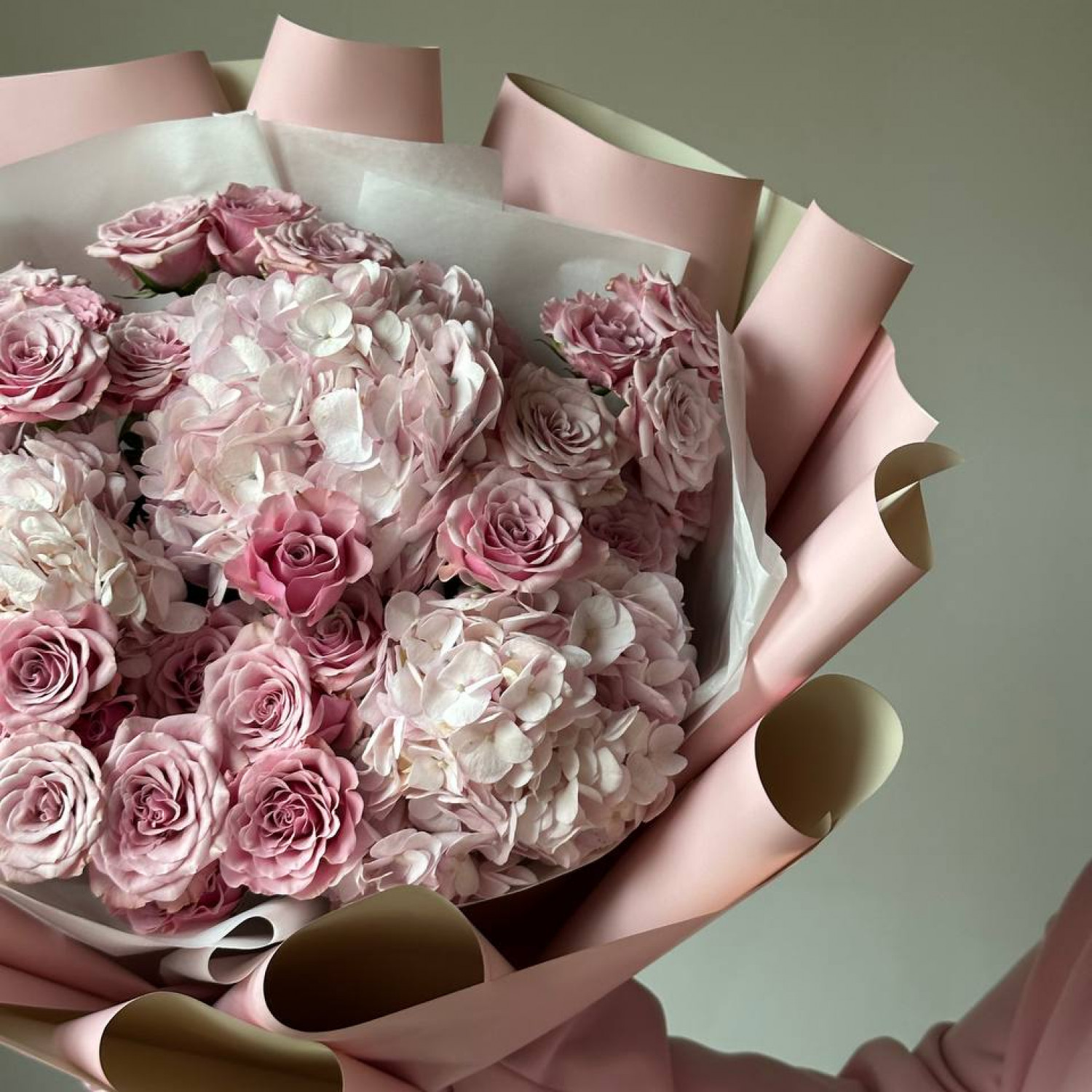 Авторский букет в нежной гамме с гортензиями