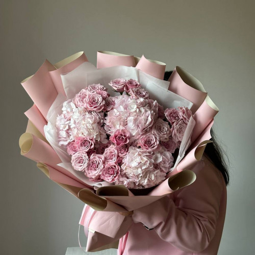 Авторский букет в нежной гамме с гортензиями