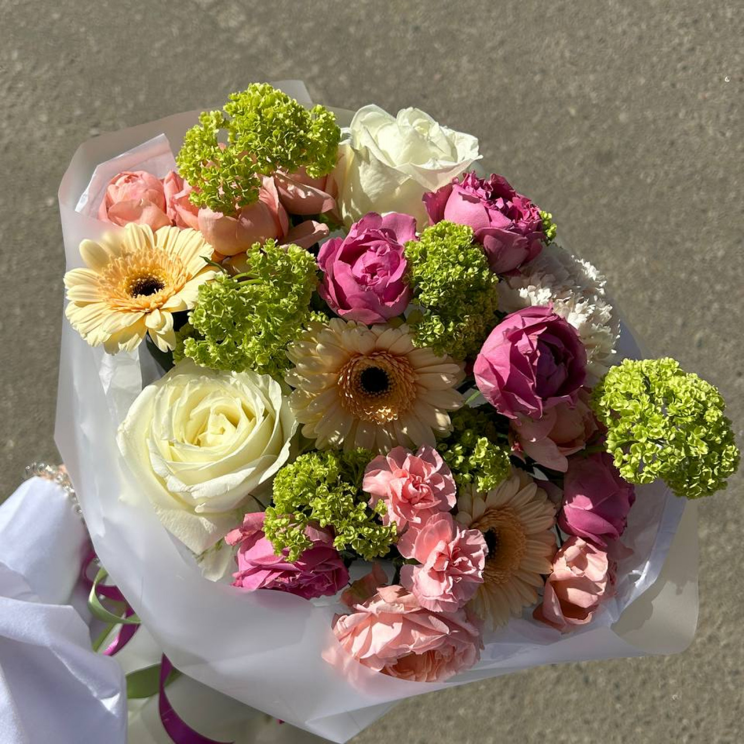 Авторский букет с Вибурномом и пионовидными розами