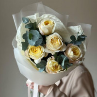 Букет из 5 пионовидных роз с эвкалиптом 002