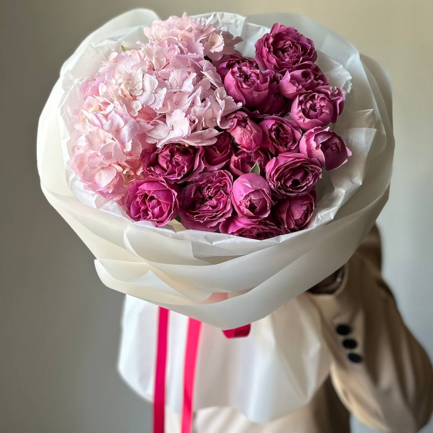 Букет из гортензии и пионовидной розы Мисти Баблс