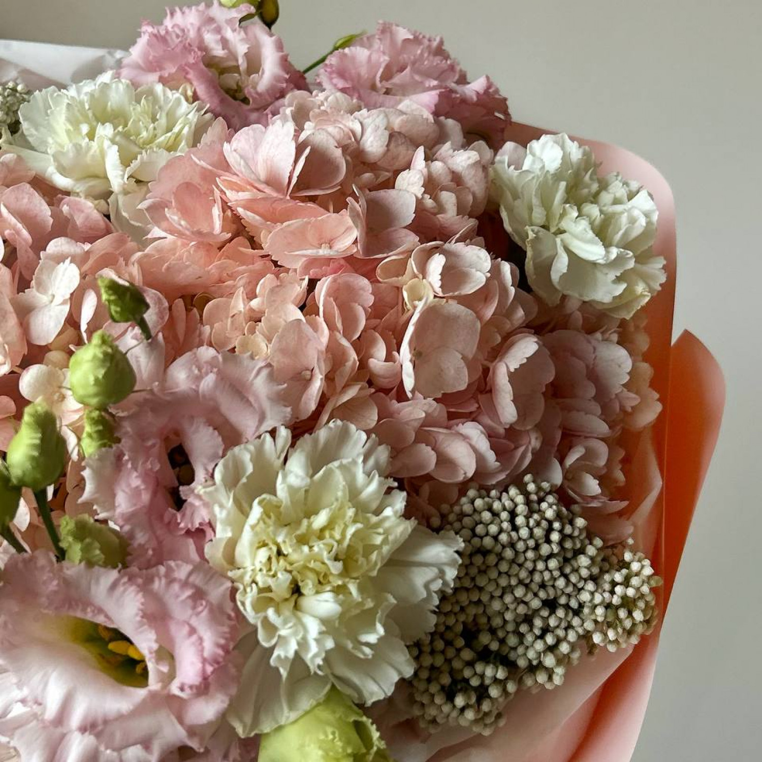 Букет с нежными гортензиями и эустомой №20