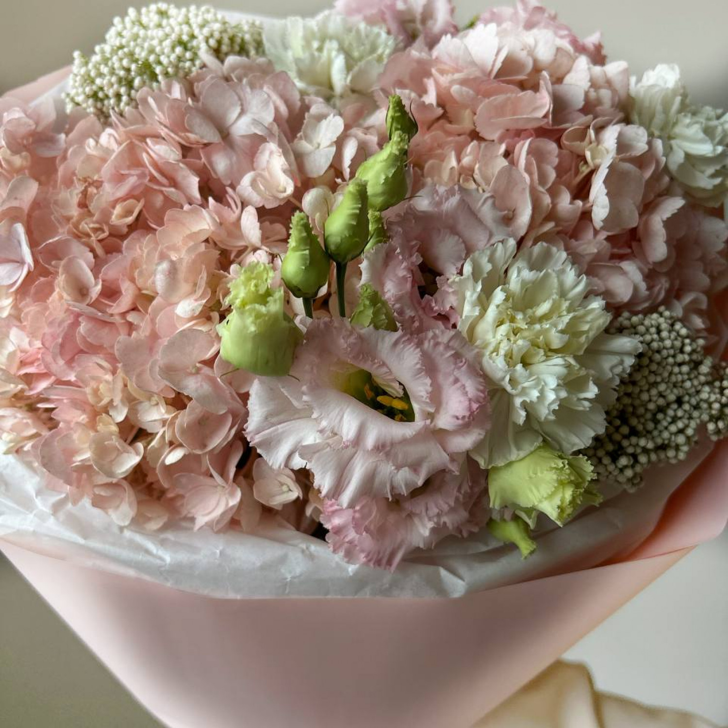 Букет с нежными гортензиями и эустомой №20