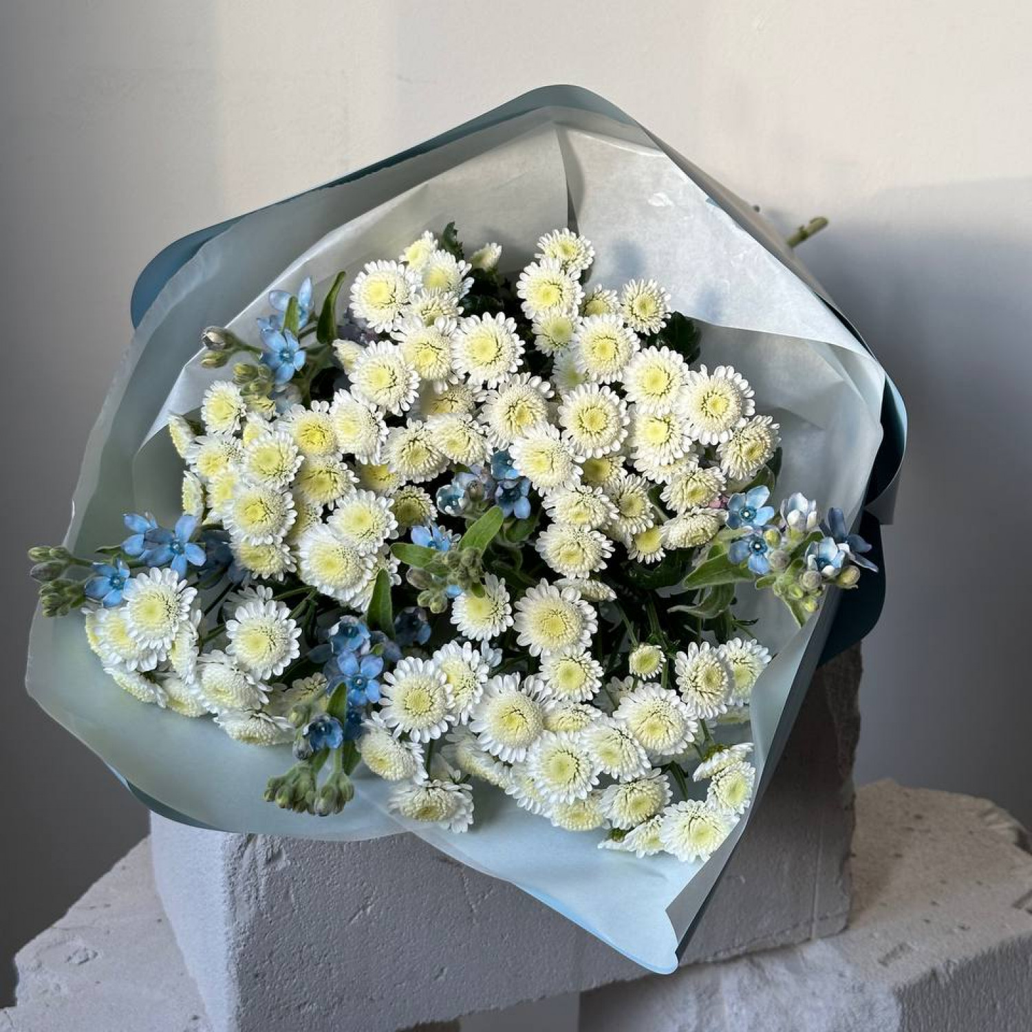 Сборный букет из Хризантем и Незабудок